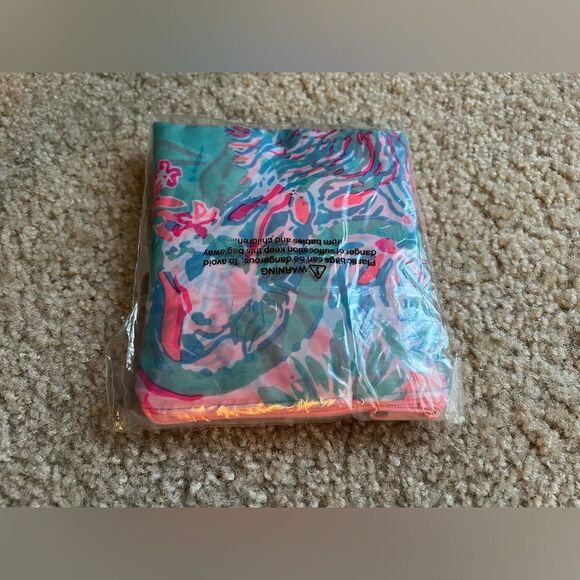 NWT Lily Pulitzer Packable Bag in Viva La Lilly - Picture 4 of 4